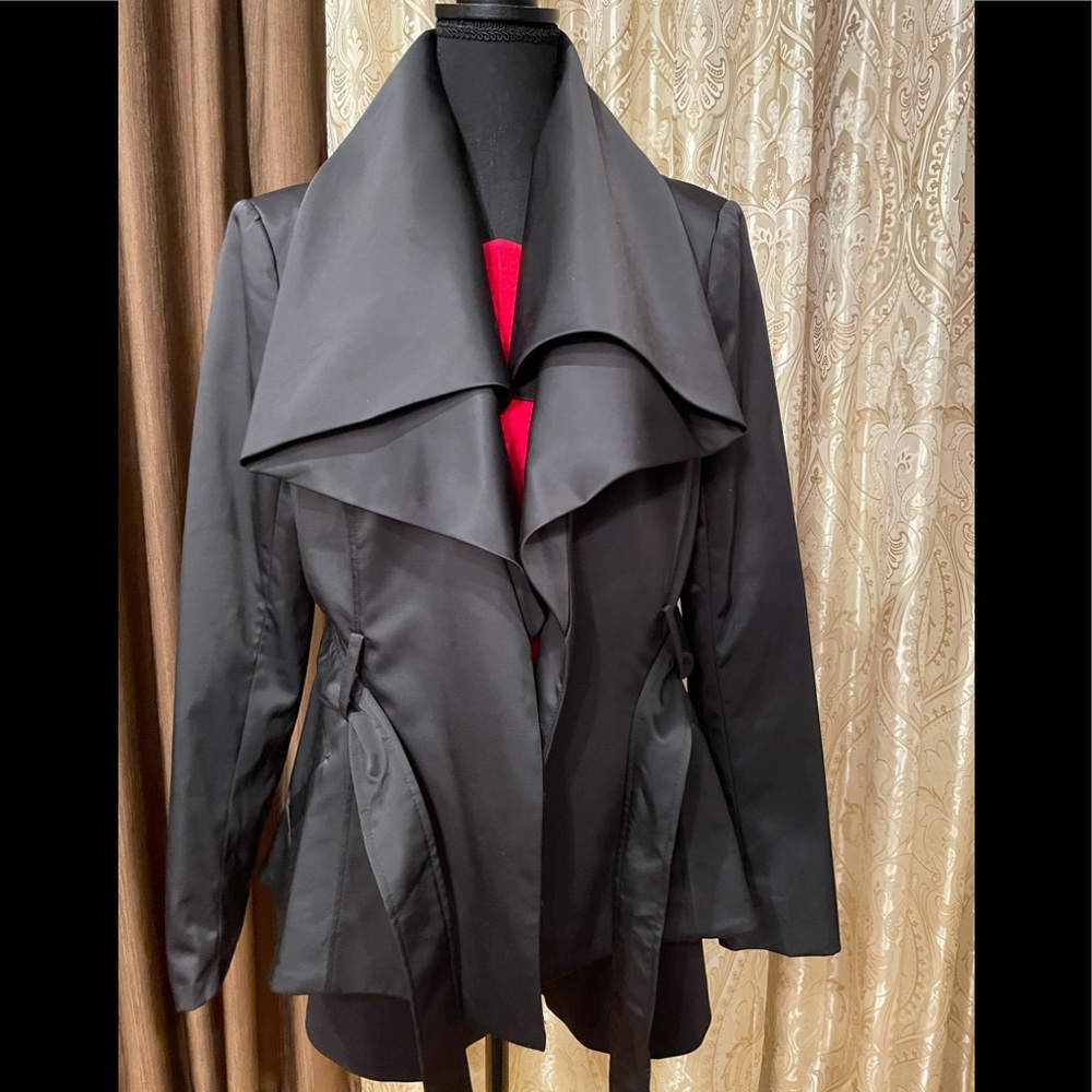 Coat w/ruffled collar